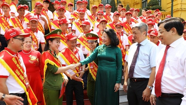 Vice President Dang Thi Ngoc Thinh and outstanding blood donors at the Presidential Office. (Photo: VNA)