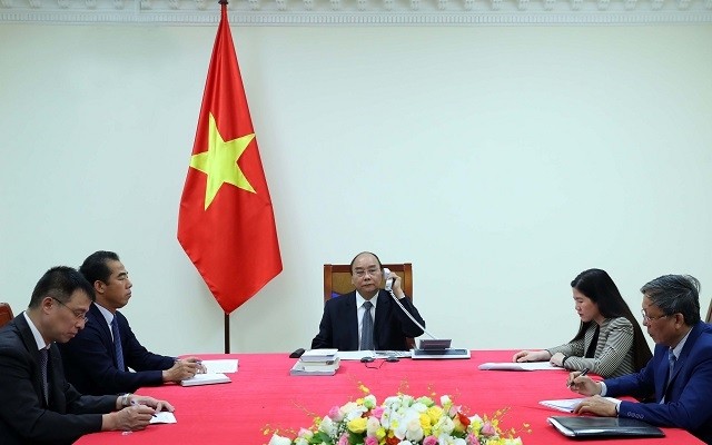 Prime Minister Nguyen Xuan Phuc holds phone talks with his French counterpart Edouard Philippe on June 11. (Photo: VGP)