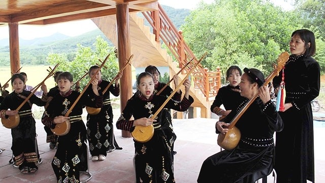 The local people giving Then singing performances to serve visitors at Huan's homestay. 