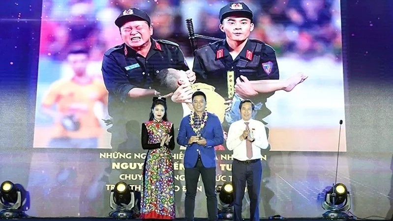 The impressive prize went to Nguyen Tien Anh Tuan for his photo entitled "The people's soldiers".