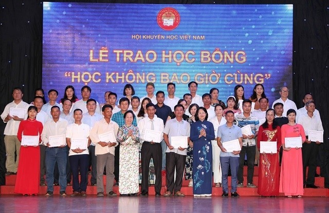 Vice President Dang Thi Ngoc Thinh (front, fourth from right), former Vice President Nguyen Thi Doan (front, fifth from left) and scholarship recipients at the ceremony. (Photo: VNA)