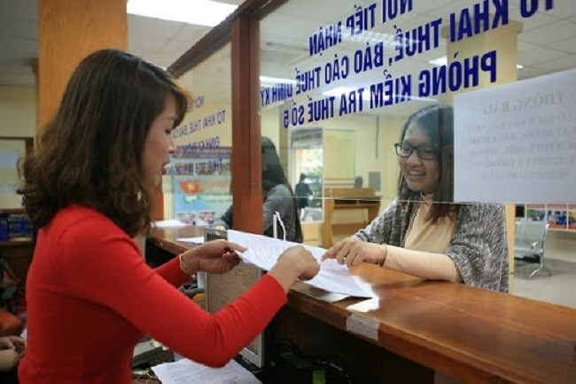 At a tax refund counter. (Photo: Kinhte&Dothi)
