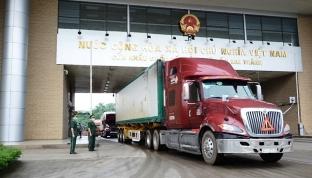 A truck carrying Vietnamese agricultural products exported via Kim Thanh Border Gate No. 2 in Lao Cai Province in April 2020. (Photo: NDO/Quoc Hong)