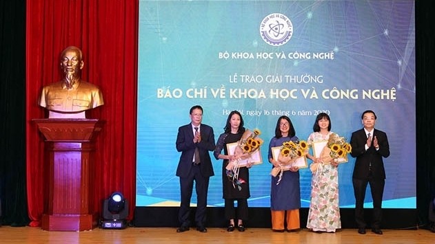First prize winners of the Science and Technology Press Awards 2019 honoured at the ceremony. (Photo: NDO/Thach Phan)