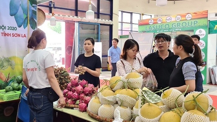 Visitors buy agricultural products at the fair. (Photo: tieudung.vn)