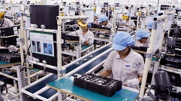 Workers at a manufacturing factory of electronic products in Vietnam (Photo: VNA)