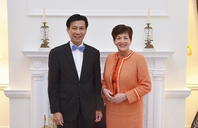Vietnamese Ambassador to New Zealand Ta Van Thong (L) presents his credentials to Governor-General of New Zealand Dame Patsy Reddy in June 2018.