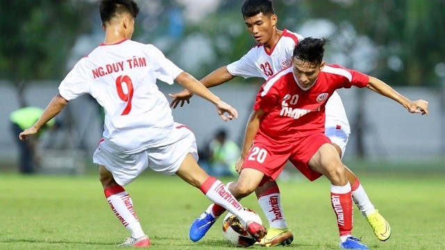 Defending champions Hoang Anh Gia Lai I (in white) and PVF tie in a goalless draw on June 20. (Photo: Vietnam Football Federation)