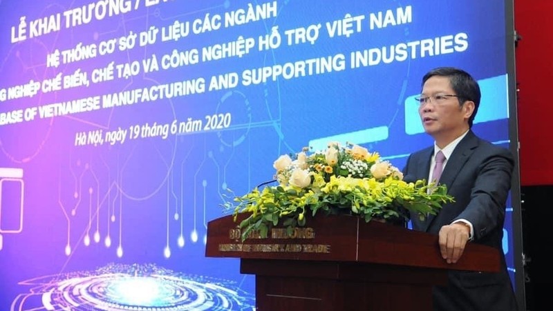 Minister of Industry and Trade Tran Tuan Anh speaks at the ceremony. (Photo: VGP) 