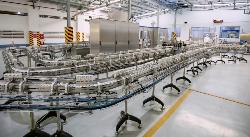 Domestic soybean milk product production line and export at a Vinamilk factory.