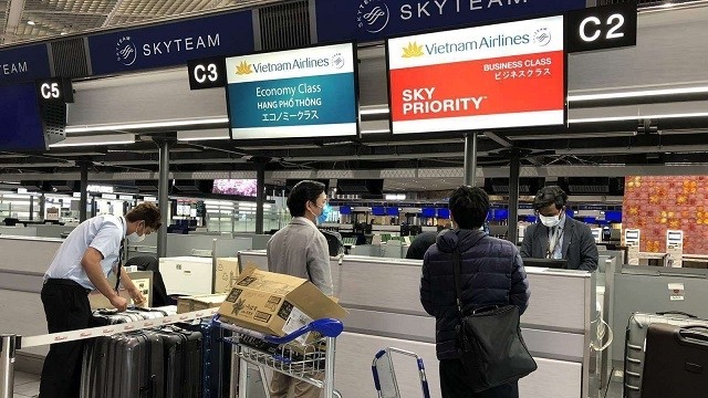 Passengers check in at a Vietnam Airlines counter at Narita Airport, Tokyo, Japan. (Photo: Vietnam Airlines)
