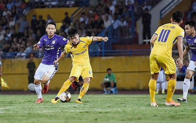 V.League 2020 - Matchday 5 - Hanoi FC vs Song Lam Nghe An - Hang Day Stadium - June 18, 2020 Song Lam Nghe An's Dang Van Lam scores the solitary goal of the match. (Photo: Vnexpress)
