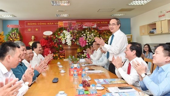 Politburo member and Secretary of the Ho Chi Minh City Party Committee Nguyen Thien Nhan (standing) visits the Nhan Dan Newspaper representative office in Ho Chi Minh City on June 20, 2020. (Photo: ttbc-hcm.gov.vn)