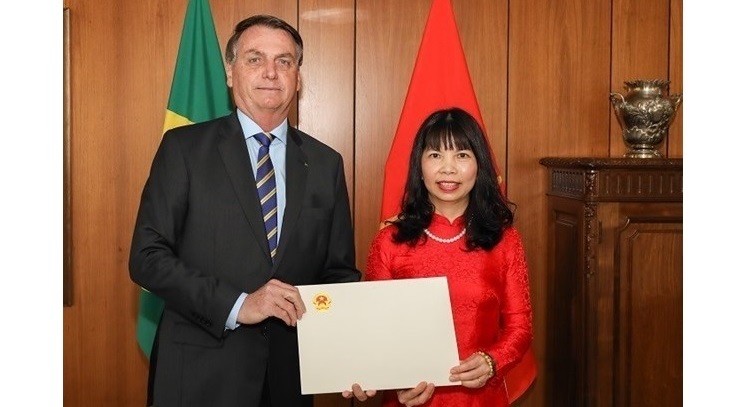 Brazilian President Jair Bolsonaro (left) and Vietnamese Ambassador Pham Thi Kim Hoa (Photo: VNA)