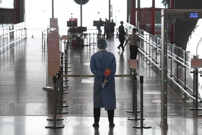  A worker waits to check the temperature of passengers entering the airport in Beijing on June 18, 2020. (Photo: AFP) 