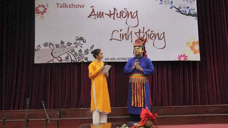 Then singing artisan Xuan Bach speaking to the audience at the show (Photo: Cultural - Historical Promotion Club) 