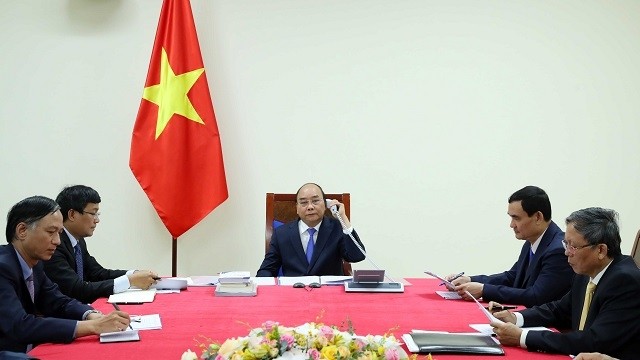Prime Minister Nguyen Xuan Phuc during a phone conversation with his Malaysian counterpart Muhyiddin Yassin. (Photo: VGP)