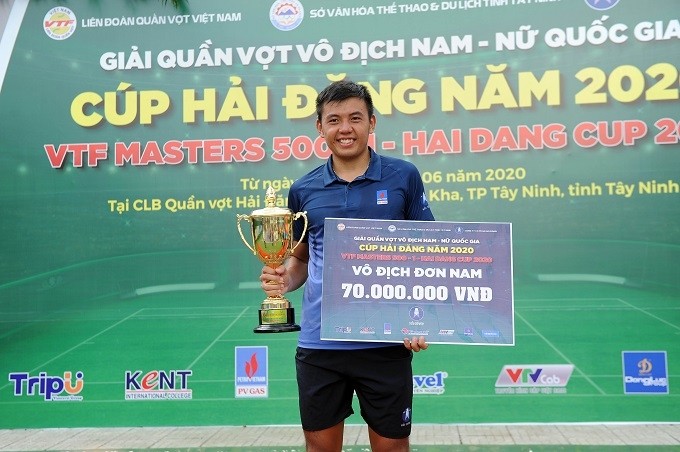 Ly Hoang Nam poses with his men's singles trophy. (Photo: VTF)