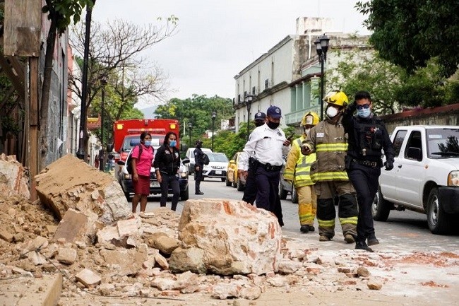 Members of the police and fire department working near the site of collapsed wall, following an earthquake, in Oaxaca, Mexico, on June 23, 2020. (Photo: EPA - EFE) 