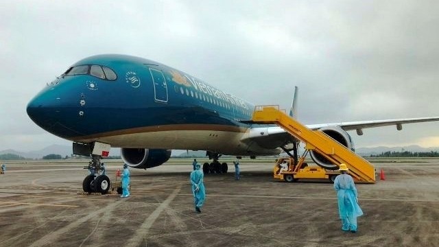 A flight operated by Vietnam Airlines departing from Japan lands at Van Don Airport in Quang Ninh Province on May 9, 2020, bringing 64 Japanese experts to Vietnam and repatriating 27 Vietnam passengers. (Photo: NDO/Quang Tho)