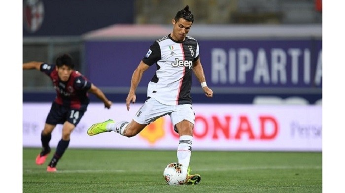 Soccer Football - Serie A - Bologna v Juventus - Stadio Renato Dall'Ara, Bologna, Italy - June 22, 2020 Juventus' Cristiano Ronaldo scores their first goal from the penalty spot, as play resumes behind closed doors following the outbreak of the coronavirus disease. (Photo: Reuters)