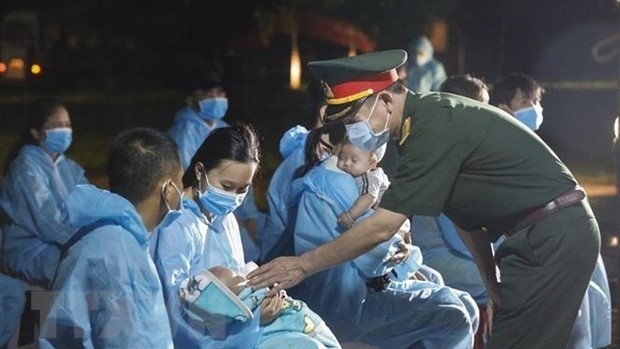 An officer of Hoa Binh province's Military Command greets people at a local quarantine facility (Photo: VNA)