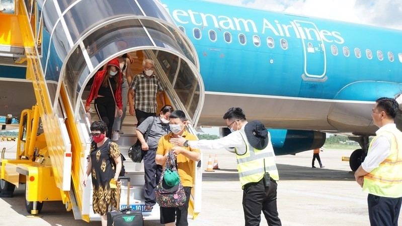 Passengers on the flight from Hai Phong to Can Tho on the morning of June 22. (Photo: plo.vn)