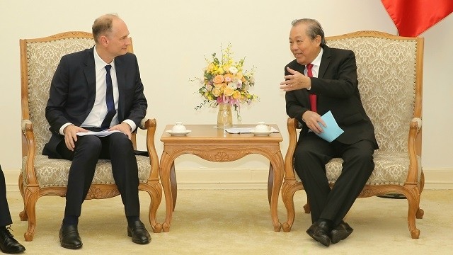 Permanent Deputy Prime Minister Truong Hoa Binh (R) and TTI Executive Vice President Nate Easter (Photo: VGP)