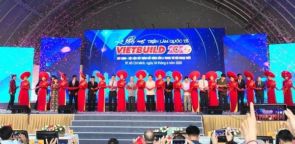 Delegates cut the ribbon to open the Vietbuild International Exhibition 2020. (Photo: VOH)