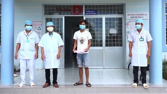A COVID-19 patient is discharged from a healthcare centre in Ha Tinh province.