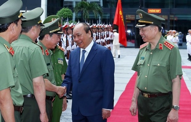 Prime Minister Nguyen Xuan Phuc (second, right) shakes hands with officials of the Ministry of Public Security before the meeting on June 25 (Photo: VNA)