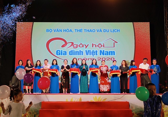 Delegates cut the ribbon to open the 2020 Vietnam Family Festival. (Photo: Hanoi Department of Culture and Sports)