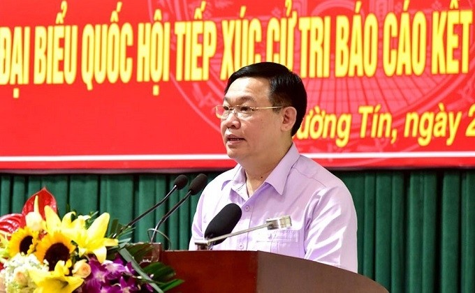 Politburo member and Secretary of the Hanoi Party Committee Vuong Dinh Hue speaks at a meeting with voters in Thuong Tin district on June 25. (Photo: Hanoimoi)