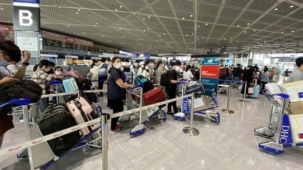 Vietnamese citizens wait for their turn to have boarding procedures handled at a Japanese airport. (Photo: VNA)
