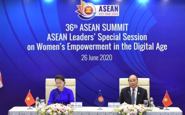 Vietnamese Prime Minster Nguyen Xuan Phuc (R) and  Chairwoman of the Vietnamese National Assembly  Nguyen Thi Kim Ngan at an ASEAN Leader’s Special Session as part of the 36th ASEAN Summit on Women’s Empowerment in the Digital Age. (Photo: NDO/Tran Hai)