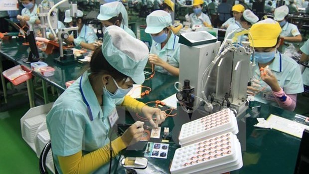 Workers at an electronic spare parts manufacturing company (Illustrative image. Photo: VNA)