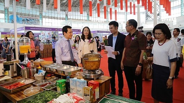 The delegates visiting the exhibition of Thailand's products. (Photo: haiphong.gov.vn)