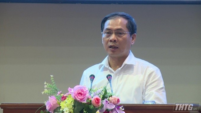Deputy Foreign Minister Bui Thanh Son speaks at the seminar.