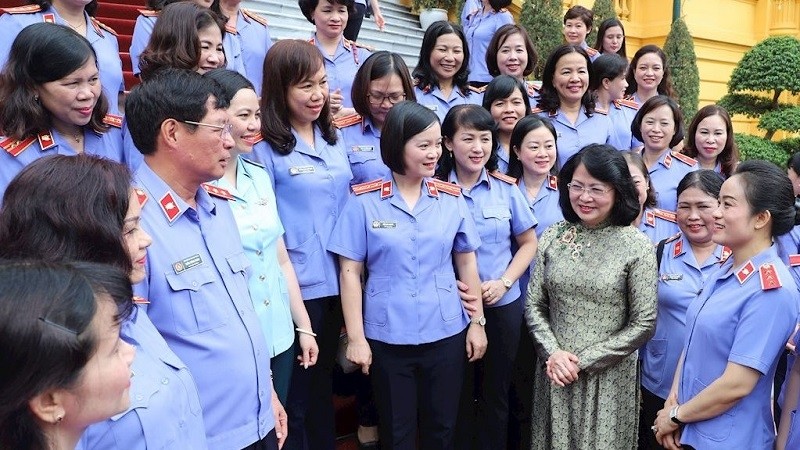 Vice President Dang Thi Ngoc Thinh and outstanding female prosecutors