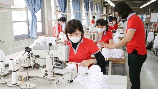 Chien Thang Garment Joint Stock Company in Vietnam produces cloth face masks. (Photo: VNA)
