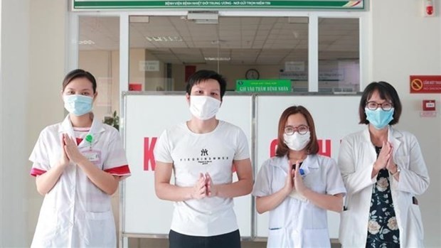 A patient (second, left) given the all-clear at the Hanoi-based National Hospital for Tropical Diseases on June 26. (Photo: VNA)