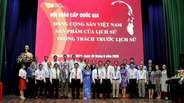 Delegates pose for a group photo at the seminar. (Photo: giaoducthoidai.vn)