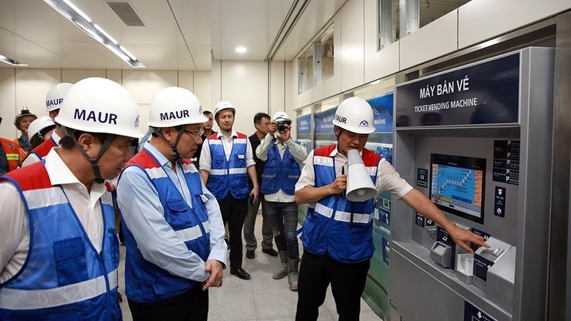 Deputy PM Pham Binh Minh is introduced to a model ticket vending machine at the Opera House Station. (Photo: The World and Vietnam Report)