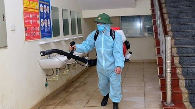 Spraying disinfectants at a quarantine area in Hanoi (Photo: NDO/Dung Nguyen)