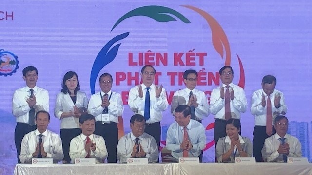 The signing ceremony of the agreement on linkages among the provinces and cities in the southeast region. 