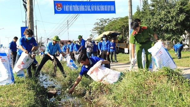 Youth union members in Vinh Long province collect trash at the Hoa Phu industrial park in Long Ho district (Photo: VNA)