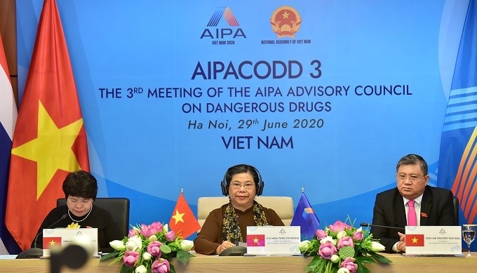 Vice Chairwoman of the National Assembly Tong Thi Phong (C) attends the meeting. (Photo: VGP)