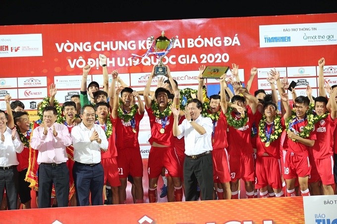 The PVF team celebrate their second national U19 trophy. (Photo: VFF)