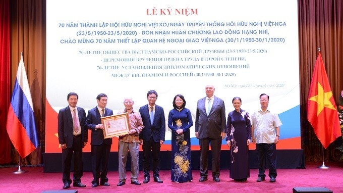 Vice President Dang Thi Ngoc Thinh (fourth from right) presents the President’s second-class Labour Order to the Vietnam-Russia Friendship Association.