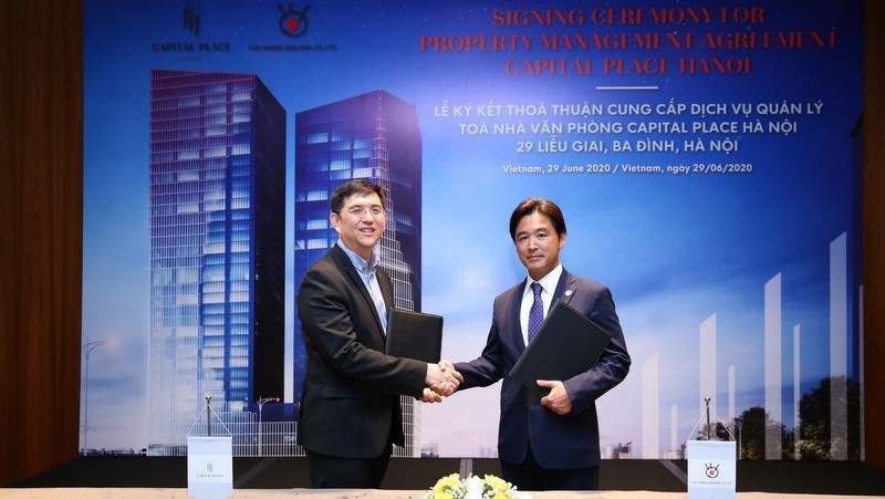 Representative of Capital Place Hanoi (left) and Representative of Visaho Joint Stock Company (right) – subsidiary of The Sankei Building in Vietnam at the signing ceremony